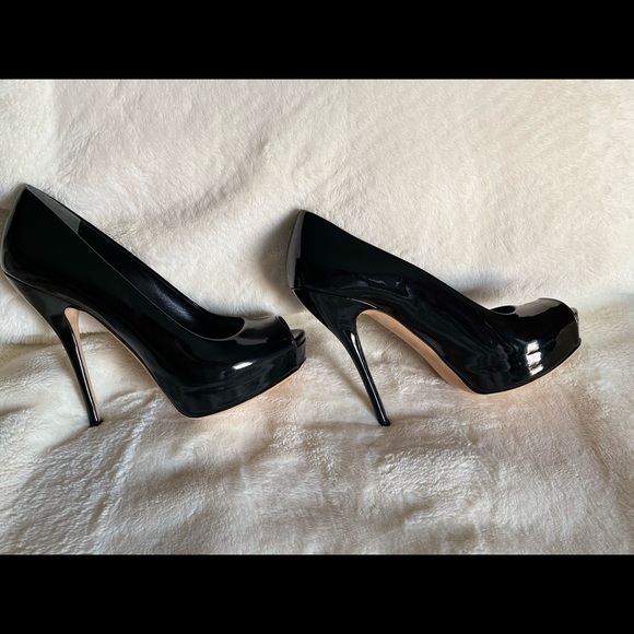 Gucci Patent Peep Toe Pump - Picture 6 of 6